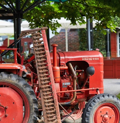 Alter Traktor neben dem Biergarten