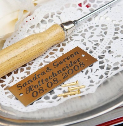 Schild mit Namen vom Brautpaar