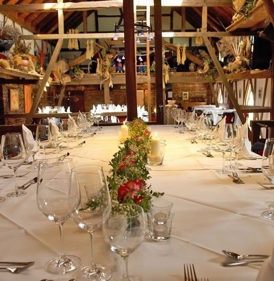 Gedeckte Hochzeitstafel in der Alten Scheune