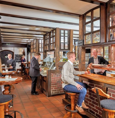 Gemütliches Zusammensitzen mit Freunden, Familie und mit Kollegen