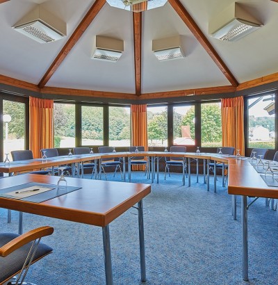 Lichtdurchfluteter Seminarraum im Seminarhotel