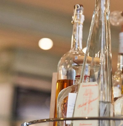 Gut sortierte Auswahl an alkoholischen Getränken