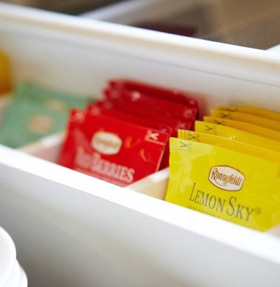 Auswahl an Teesortiment am Morgen