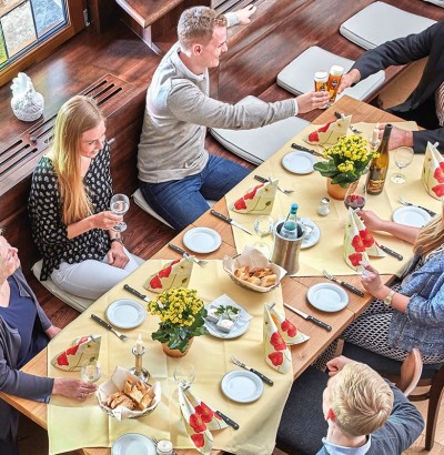 Seminarteilnehmer beim Essen