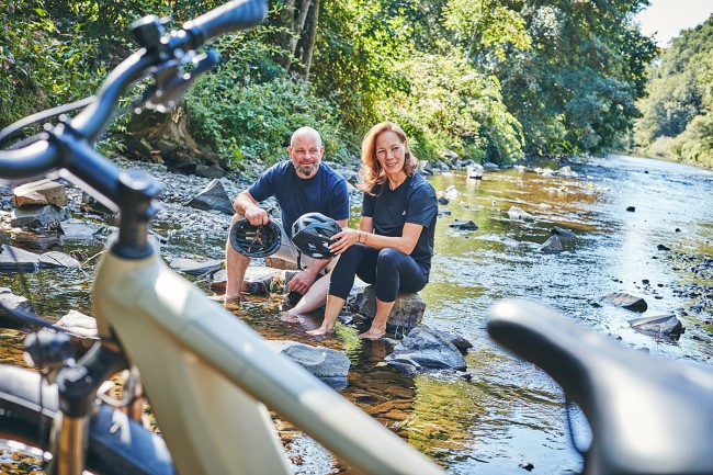Rast am Flu&szlig; bei einer E-Biketour im Aggertal