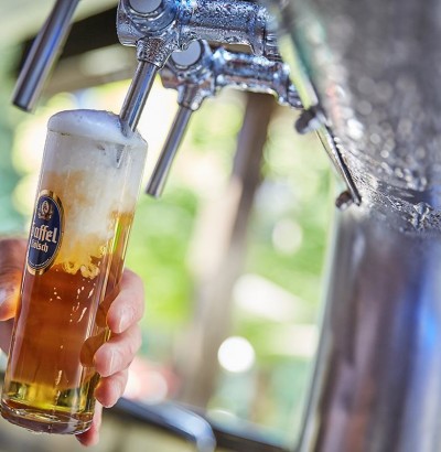Bier zapfen im Biergarten