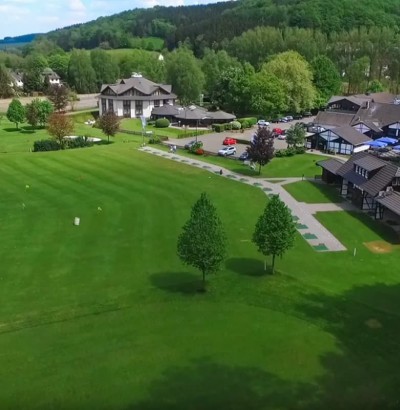 Naafs-Häuschen neben dem Golfplatz