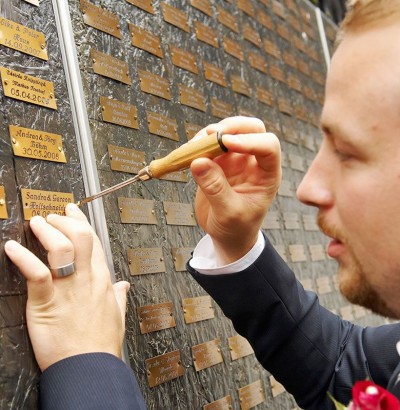 Anschrauben des Plättchens mit den Namen des Brautpaares