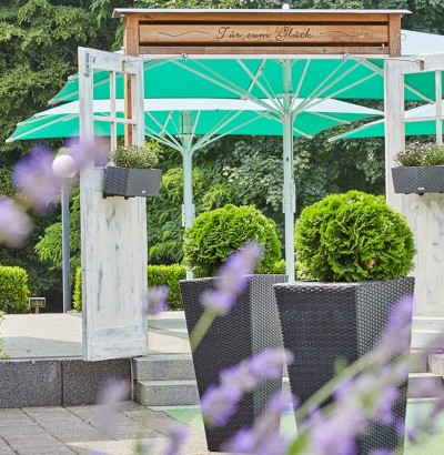 "Tor zum Glück"  im Garten