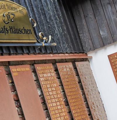 Alle Brautpaare sind auf den Tafeln verewigt