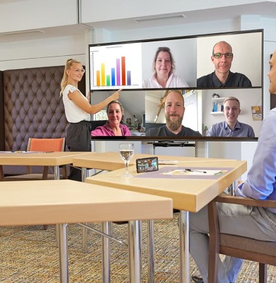 Seminare über 10 Personen im Seminarraum und online weitere Teilnehmer dazuschalten.