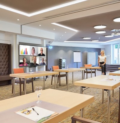 Für über 10 Personen können wir Ihnen gerne die Hardware für ein Hybrid-Seminar (eine Mischung aus Online- und Präsenz-Seminar) bereitstellen.