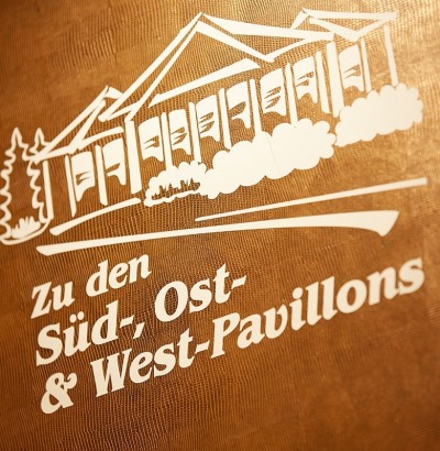 Schild zum Seminarraum Süd-Ost-Pavillon